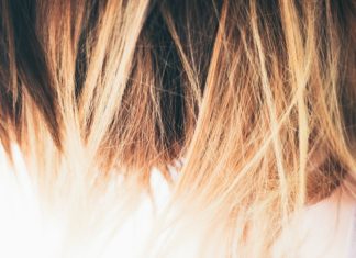 Come utilizzare i riflessanti per tonalizzare i capelli colorati