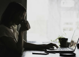 Come ricavare un angolo studio nel salotto di casa, consigli e suggerimenti