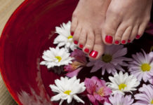 Talloni screpolati? Ecco la routine settimanale per piedi perfetti Routine piedi perfetti