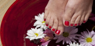 Talloni screpolati? Ecco la routine settimanale per piedi perfetti Routine piedi perfetti