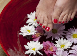 Talloni screpolati? Ecco la routine settimanale per piedi perfetti Routine piedi perfetti