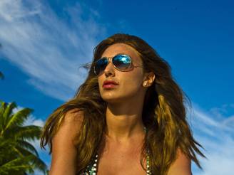 belen rodriguez indossa gli occhiali carrera_O1
