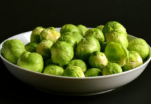 Cavolini di Bruxelles in padella light con pinoli e lime cavolini di Bruxelles in padella