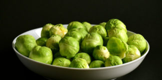 Cavolini di Bruxelles in padella light con pinoli e lime cavolini di Bruxelles in padella