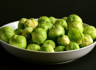 Cavolini di Bruxelles in padella light con pinoli e lime cavolini di Bruxelles in padella