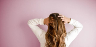 Cura capelli: cosa c’è da sapere sull’olio per capelli affaticati dal colore